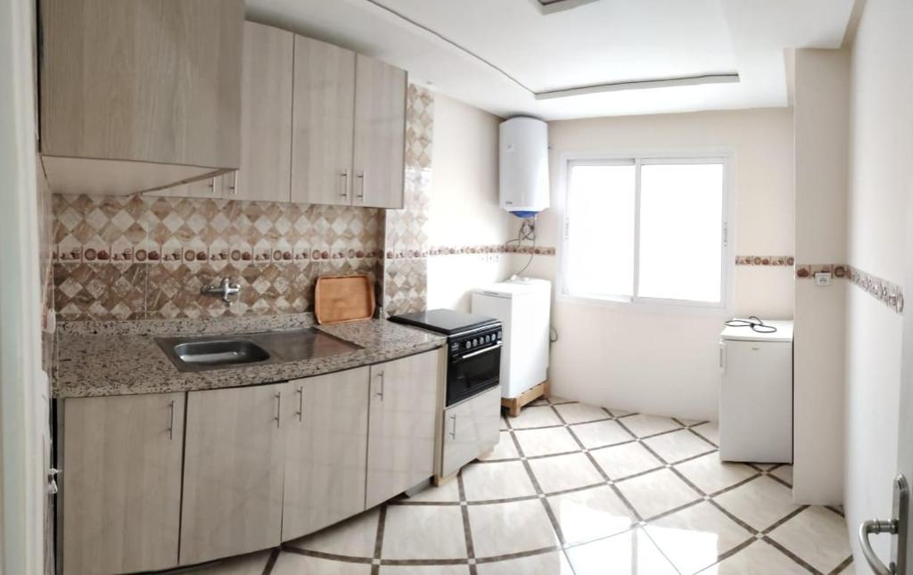 uma cozinha com um lavatório e um fogão em Hôtel-Café-Restaurant Pyramides, em Taza
