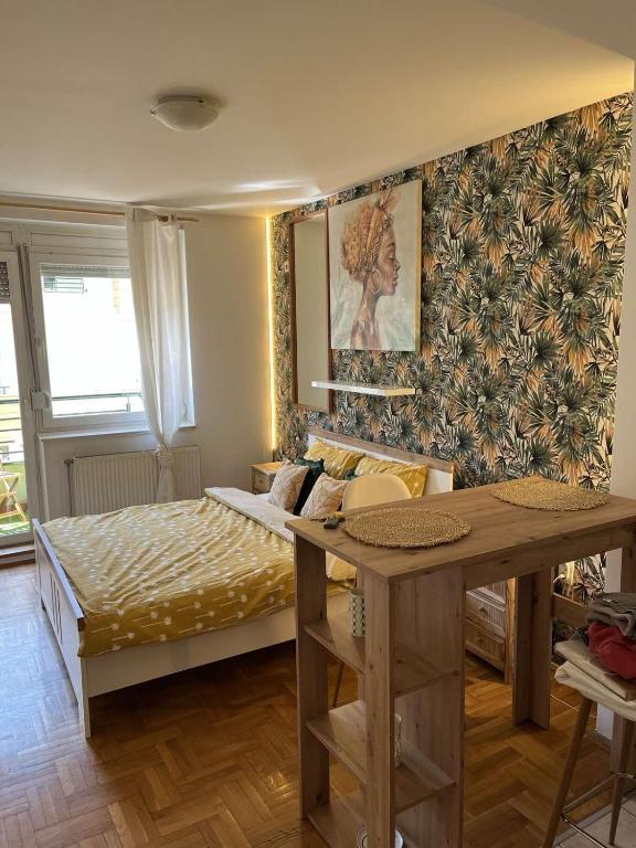 um quarto com uma cama e uma mesa de madeira em Vert Cozy Apartment Free Parking em Novi Sad