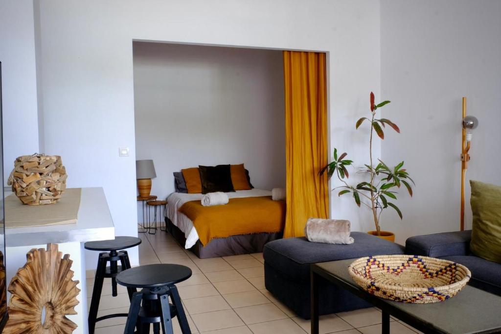 ein Wohnzimmer mit einem Bett, einem Sofa und einem Stuhl in der Unterkunft Casa Yuma in Costa Teguise