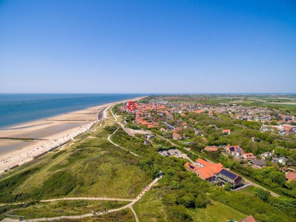 uma vista aérea de uma cidade e da praia em Holidayhouse - Oranjeplein 23 Zoutelande em Zoutelande