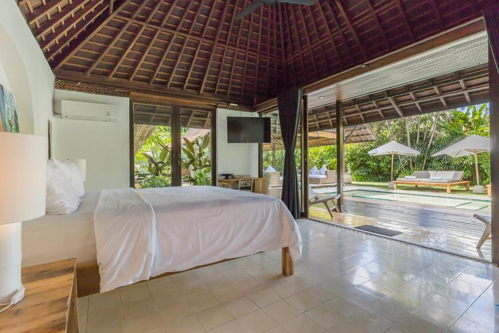 Tempat tidur dalam kamar di Bali Villa Home