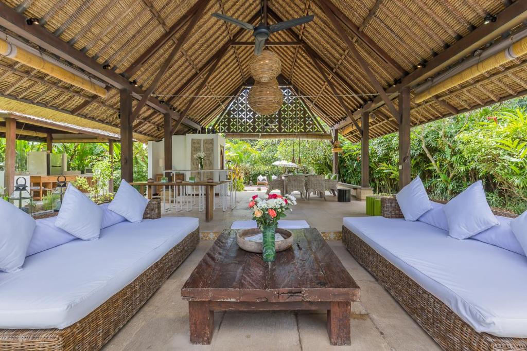 Area tempat duduk di Bali Villa Home