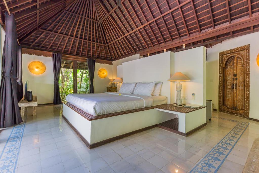 Tempat tidur dalam kamar di Bali Villa Home