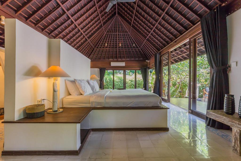 Tempat tidur dalam kamar di Bali Villa Home