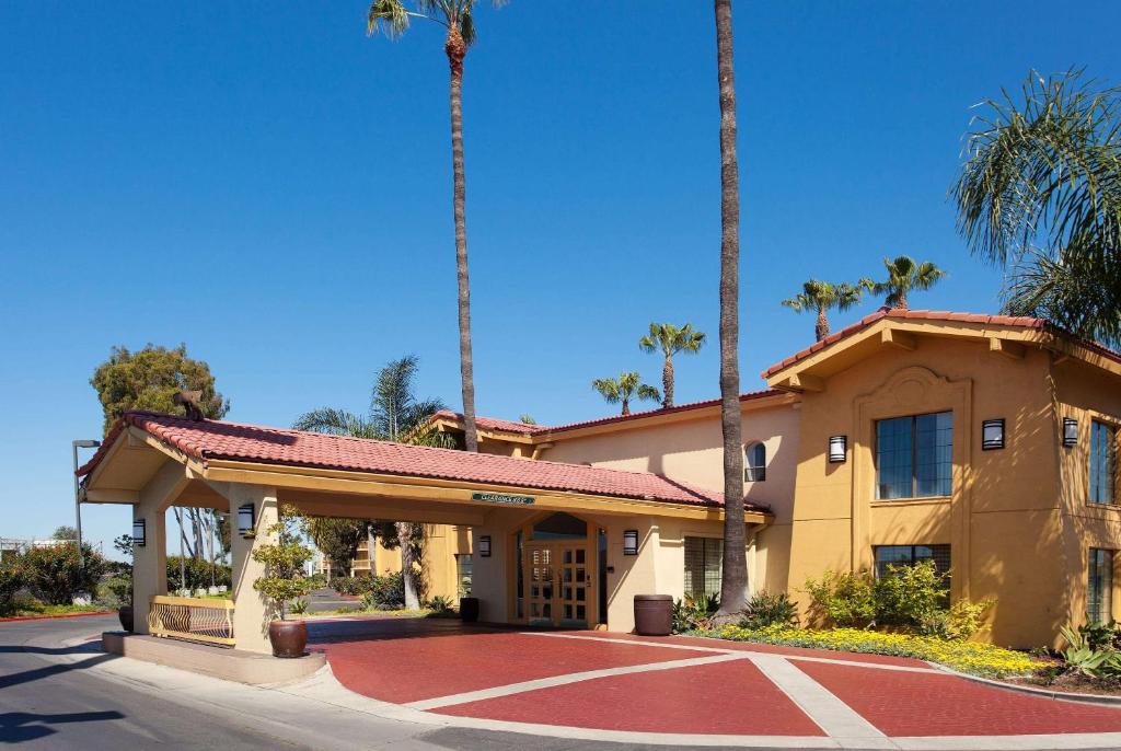 un hotel con palme di fronte a un edificio di La Quinta Inn by Wyndham Costa Mesa Orange County a Costa Mesa