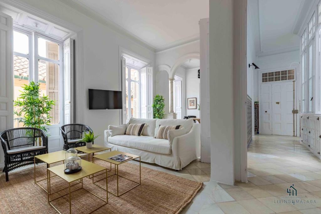 Sala de estar blanca con sofá y mesa en Living4Malaga Stylish Monroy, en Málaga