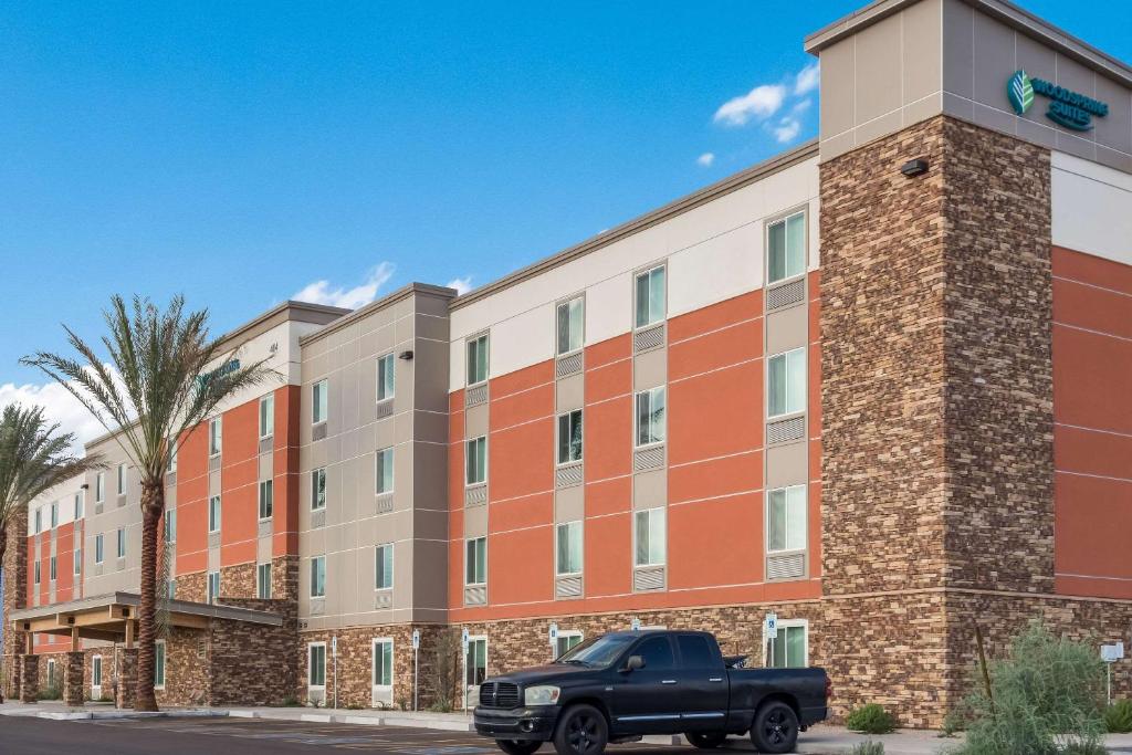 un camion parcheggiato di fronte a un edificio di WoodSpring Suites Mesa Chandler a Mesa