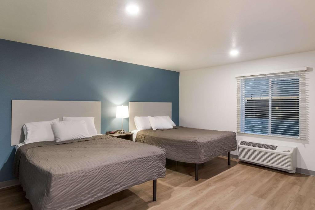 Postel nebo postele na pokoji v ubytování WoodSpring Suites Mesa Chandler