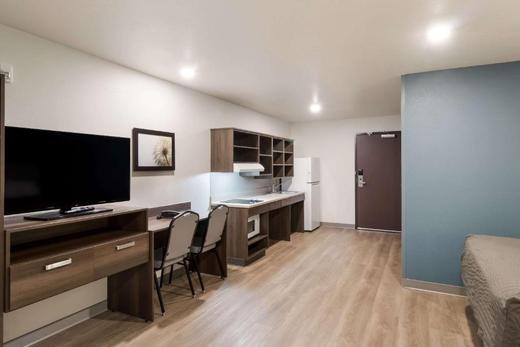 Kuchyň nebo kuchyňský kout v ubytování WoodSpring Suites Mesa Chandler