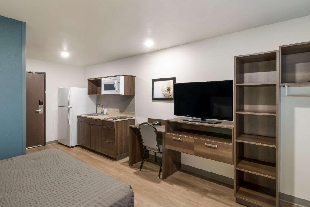 TV a/nebo společenská místnost v ubytování WoodSpring Suites Mesa Chandler