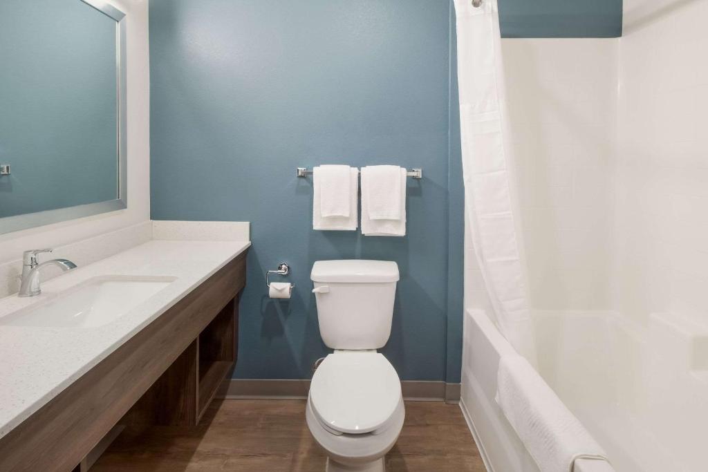 Koupelna v ubytování WoodSpring Suites Mesa Chandler