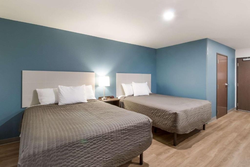 Postel nebo postele na pokoji v ubytování WoodSpring Suites Mesa Chandler