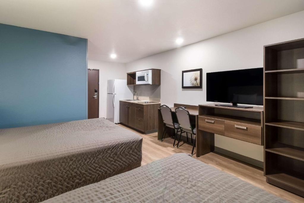 TV a/nebo společenská místnost v ubytování WoodSpring Suites Mesa Chandler