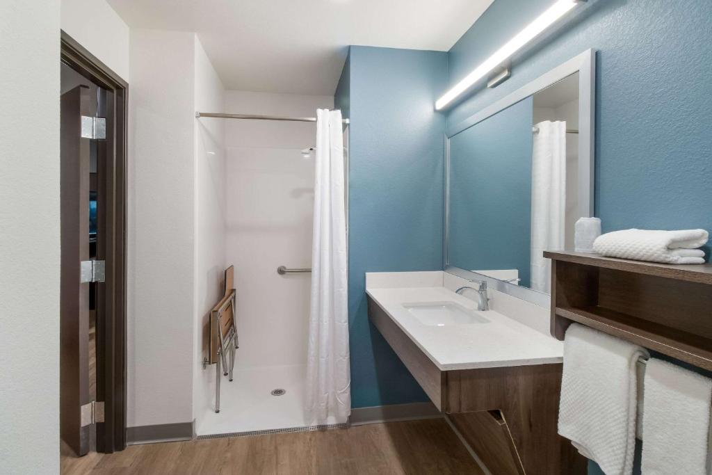 Koupelna v ubytování WoodSpring Suites Mesa Chandler