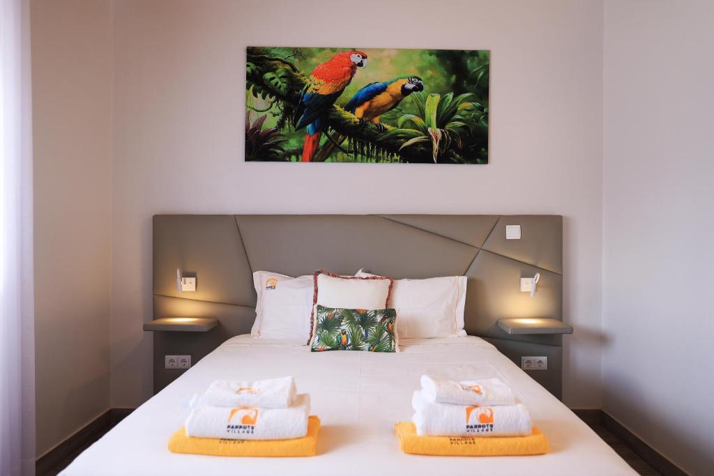 Postel nebo postele na pokoji v ubytování Parrots`Village