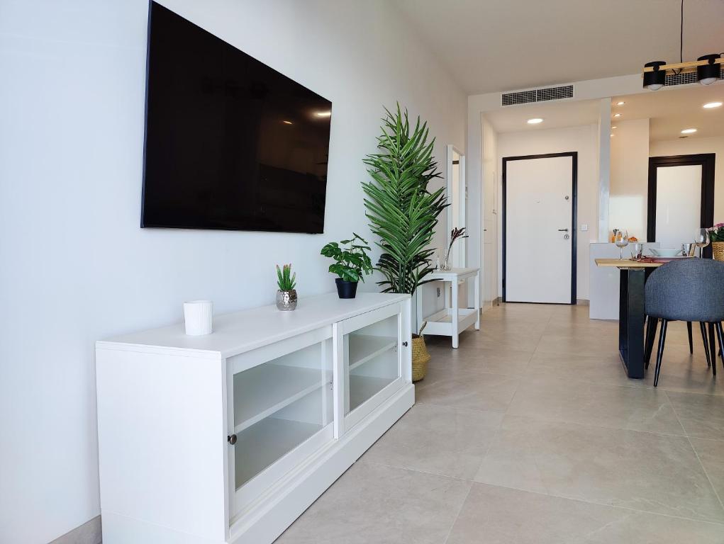 TV o dispositivi per l'intrattenimento presso SUNSET CLIFFS sea view apartments