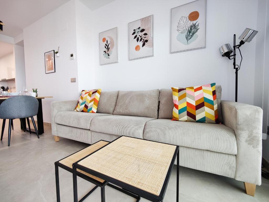 un soggiorno con un divano e un tavolo di SUNSET CLIFFS sea view apartments a Benidorm