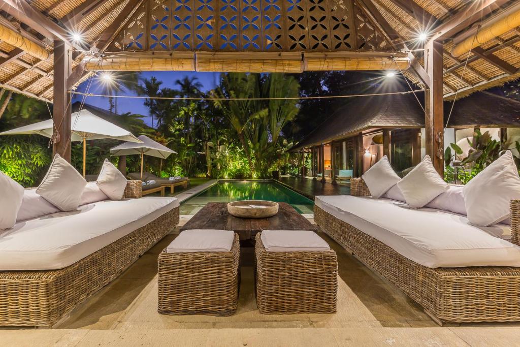 Area tempat duduk di Bali Villa Home