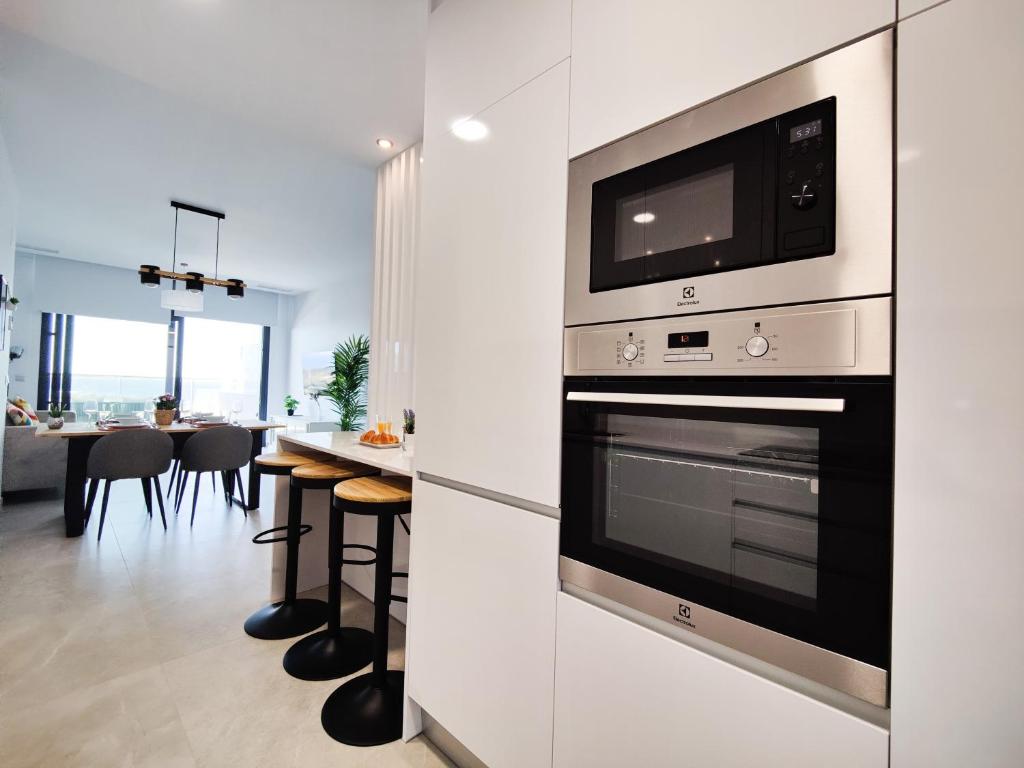 Cucina o angolo cottura di SUNSET CLIFFS sea view apartments