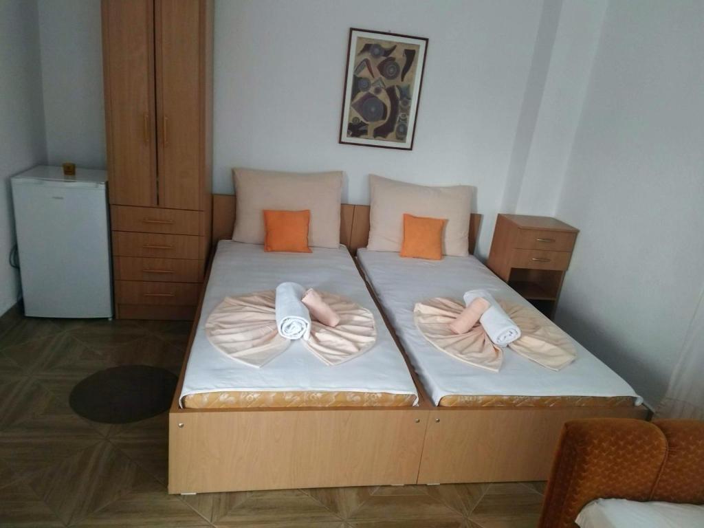 - un lit avec 2 oreillers dans l'établissement Apartments Bojadjieski, à Ohrid