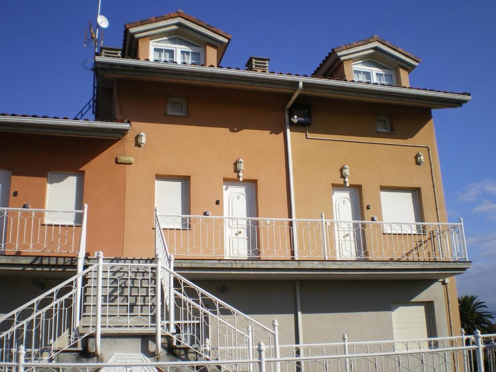 un edificio con balcones en un lateral en BAÑUGUES TURISMO S.L., en Bañugues