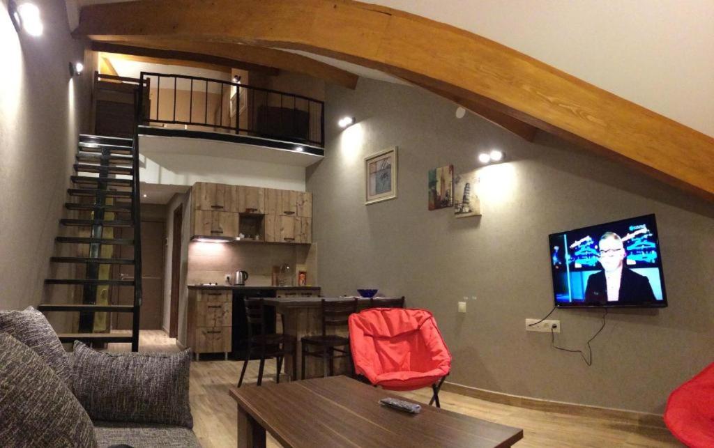 Una televisión o centro de entretenimiento en Two various entire apartments in New Gudauri -Redco, Near Main Gondola