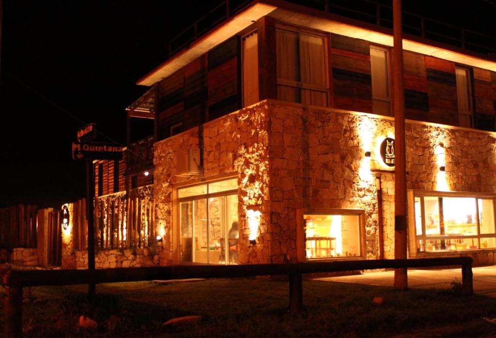 un edificio iluminado por la noche con luces de Navidad en Akun Hotel en Santa Clara del Mar