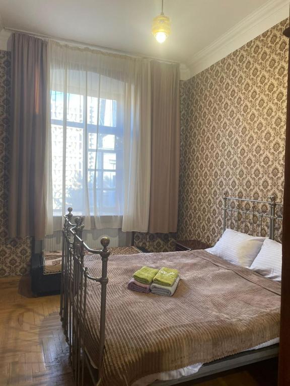 um quarto com uma cama com duas toalhas em Silve Apartment em Tbilisi