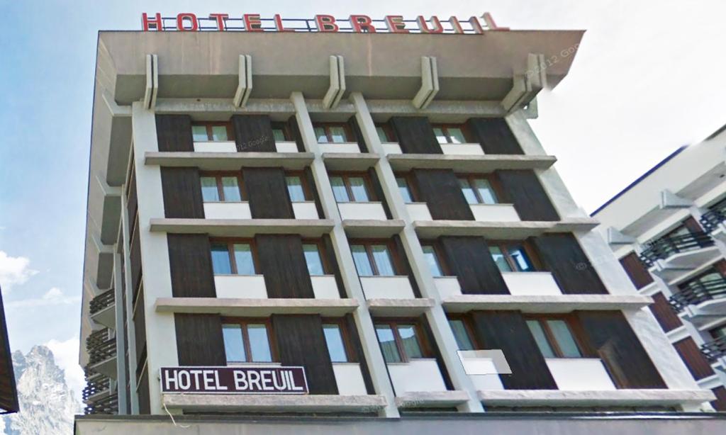 un edificio con un cartello hotel Beaumont di Hotel Breuil a Breuil-Cervinia