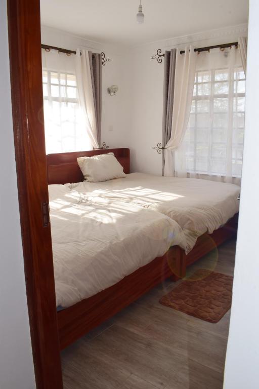 Postel nebo postele na pokoji v ubytování Cheerful 4-bedroom with pool