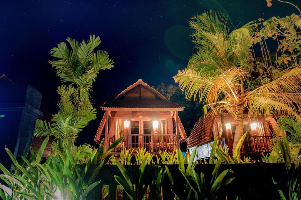 un complejo con un edificio con luces encendidas en The Granyam Garden Cottage, en Nusa Penida
