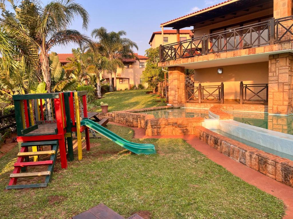 Bazén v ubytování Ocean View Villas: Port Edward Unit H09 nebo v jeho okolí