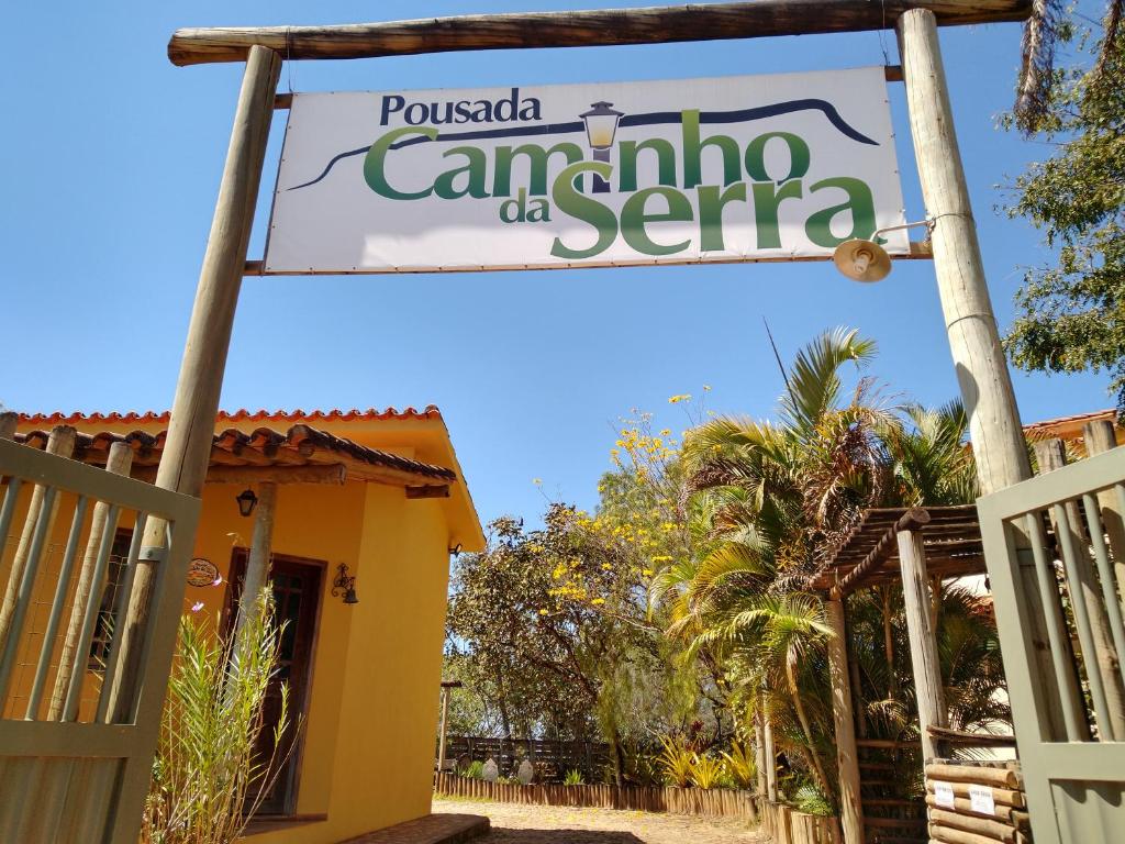 a sign for a restaurant in a resort at Pousada Caminho da Serra in São Roque de Minas