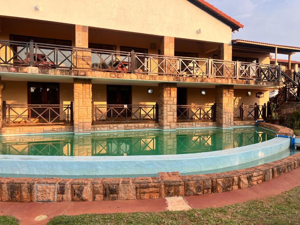 Bazén v ubytování Ocean View Villas: Port Edward Unit H09 nebo v jeho okolí