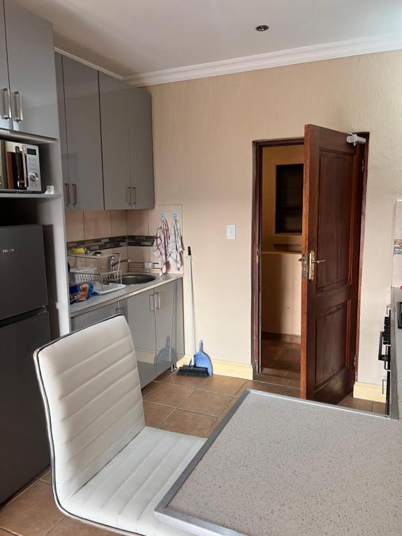 Kuchyň nebo kuchyňský kout v ubytování Ocean View Villas: Port Edward Unit H09