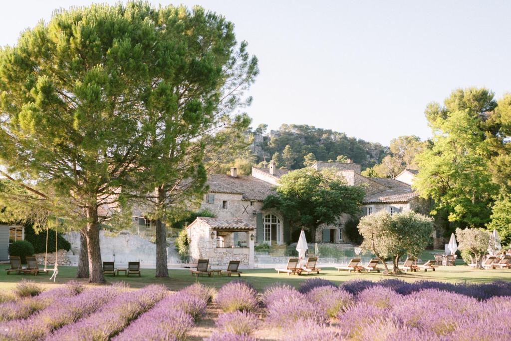 a garden with purple flowers in front of a building at Le Mas De La Rose - Teritoria in Orgon