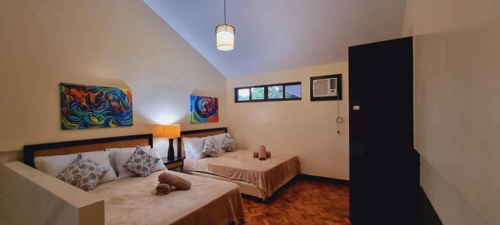 ein Wohnzimmer mit 2 Betten und einem Sofa in der Unterkunft Alta Vista De Boracay by Crystal in Boracay