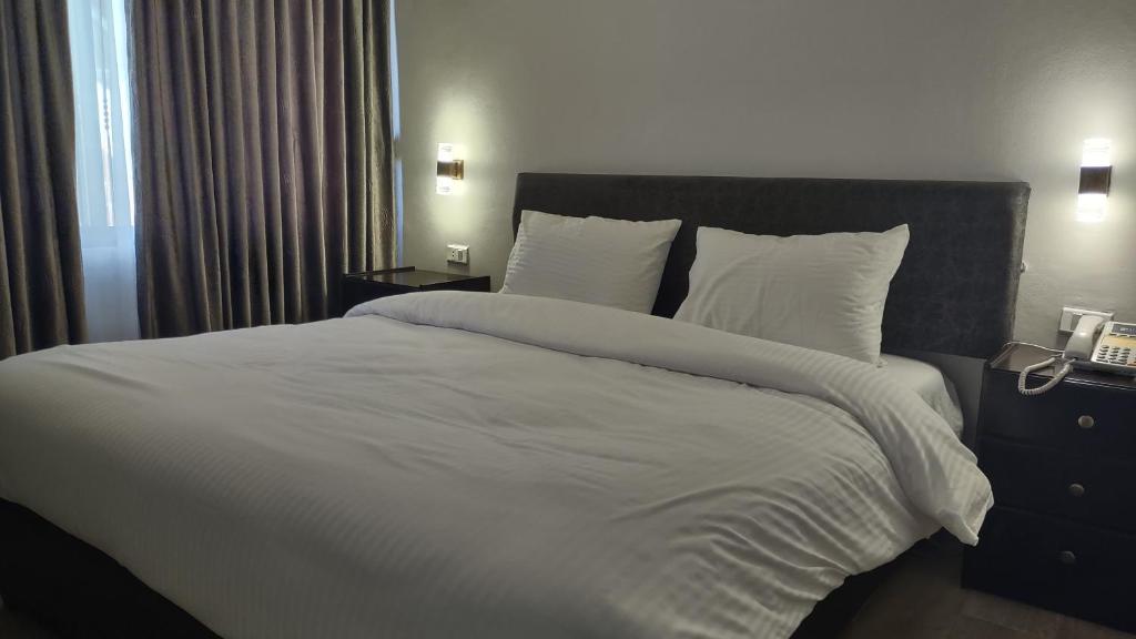Postel nebo postele na pokoji v ubytování Black Iris Hotel