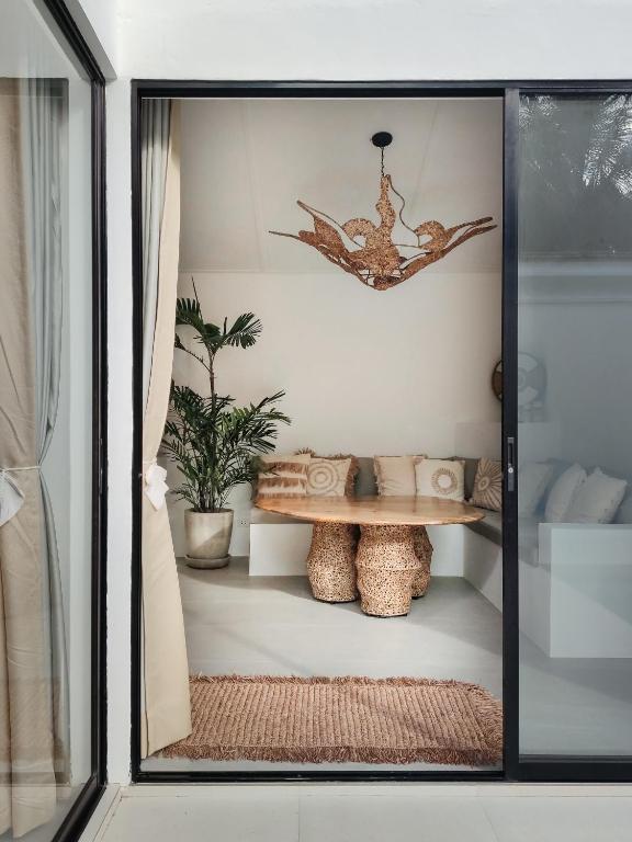 Postel nebo postele na pokoji v ubytování Bahala Na Villas