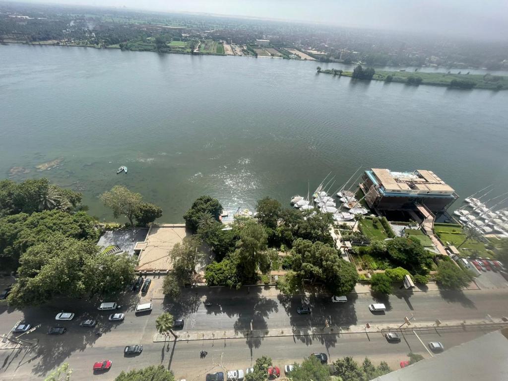 an aerial view of a lake with a parking lot at شقة مفروشة فاخرة مطلة على كورنيش النيل المعادي بالطابق 23 in Cairo