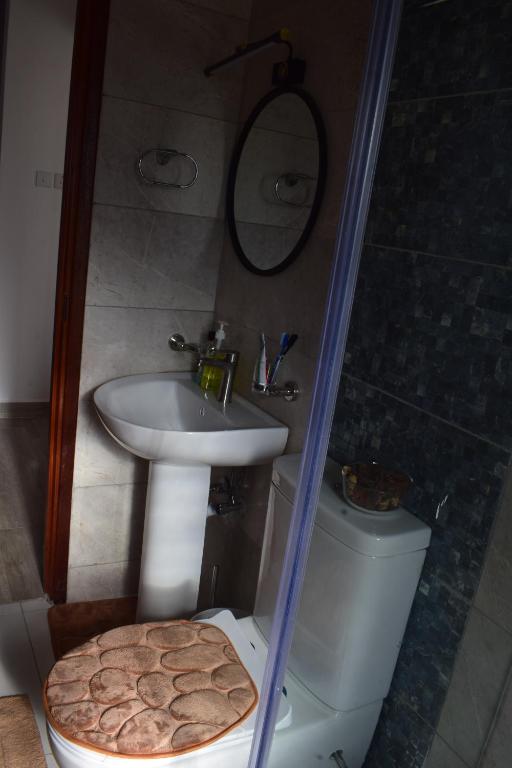 Koupelna v ubytování Cheerful 4-bedroom with pool