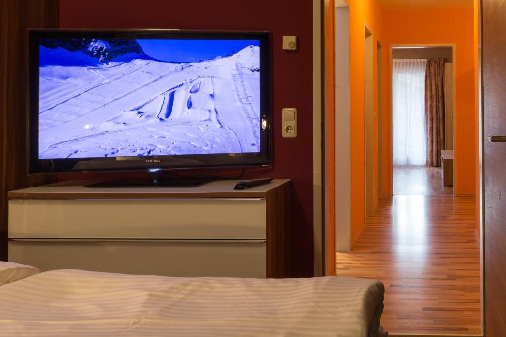 Televízia a/alebo spoločenská miestnosť v ubytovaní PrachtBude Mayrhofen
