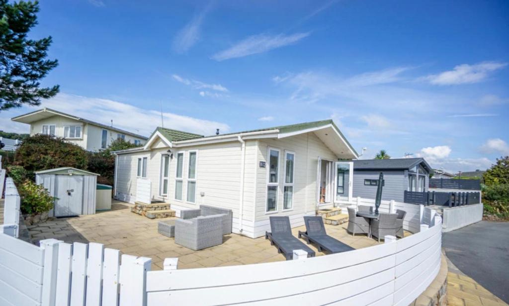 The Warren Holiday Park - Family Chalet - Chalet De Trois Chambres