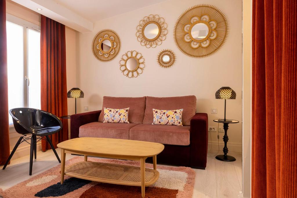 Posezení v ubytování Hotel Elysees 8