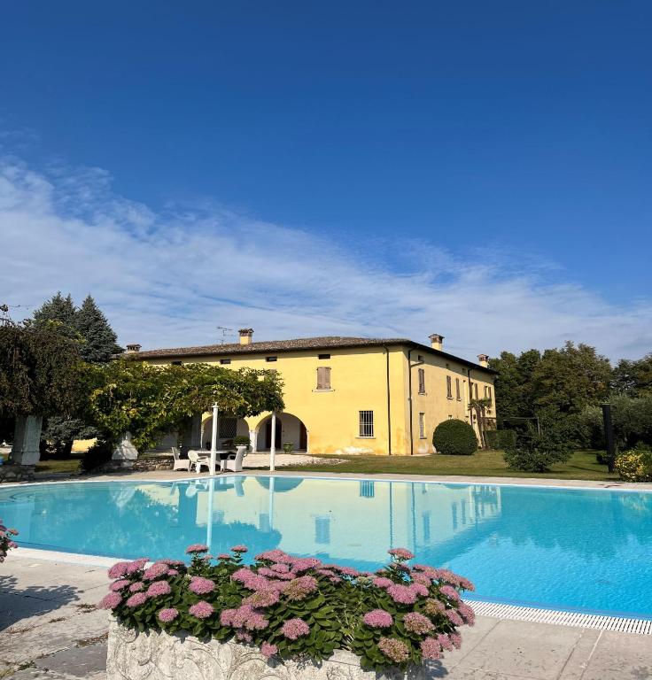 una villa con piscina e un edificio di Corte San Lorenzo a Desenzano del Garda