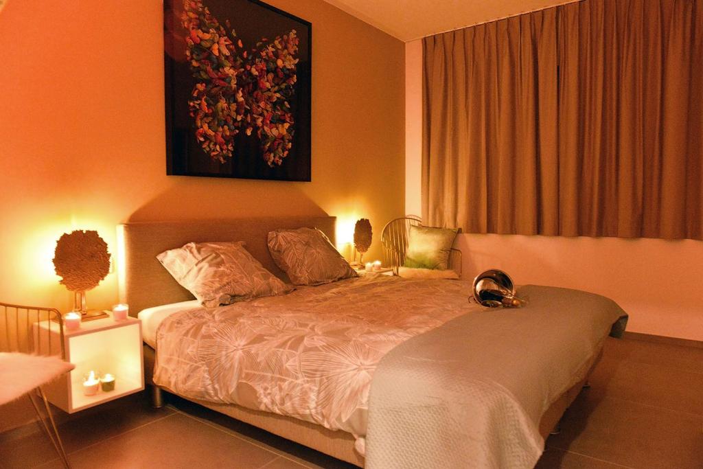1 dormitorio con 1 cama con 2 lámparas en SuiteDreams-Jungle Suite - Liège, en Lieja