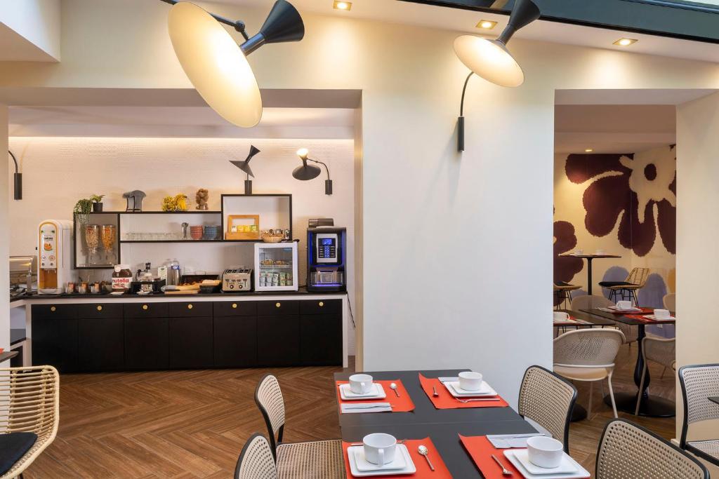 Příslušenství pro přípravu čaje a kávy v ubytování Hotel Elysees 8