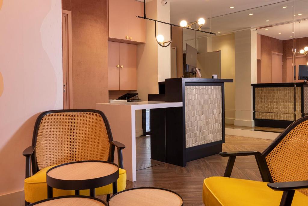 Kuchyň nebo kuchyňský kout v ubytování Hotel Elysees 8