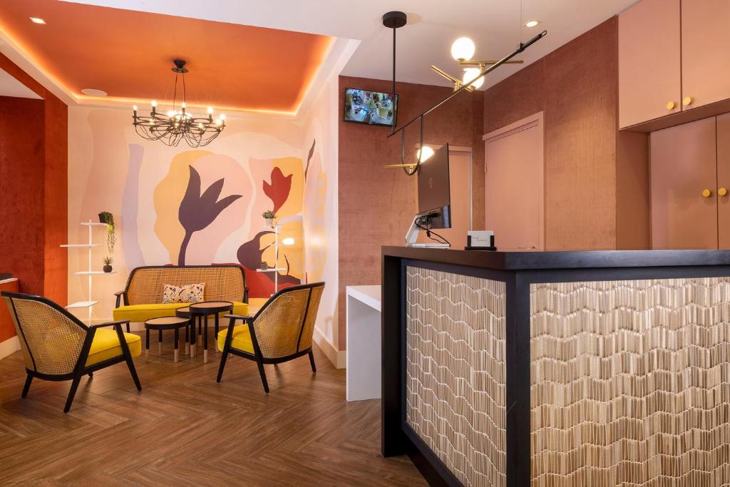 TV a/nebo společenská místnost v ubytování Hotel Elysees 8
