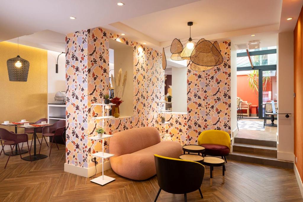 Posezení v ubytování Hotel Elysees 8
